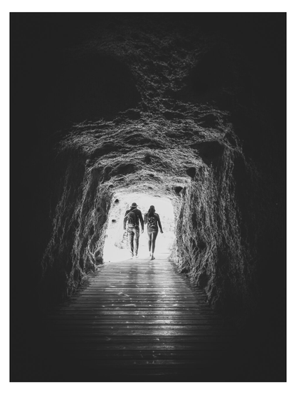Ein Paar kommt am Ende des Tunnels an, der zum Eingang des Caminito del Rey führt.