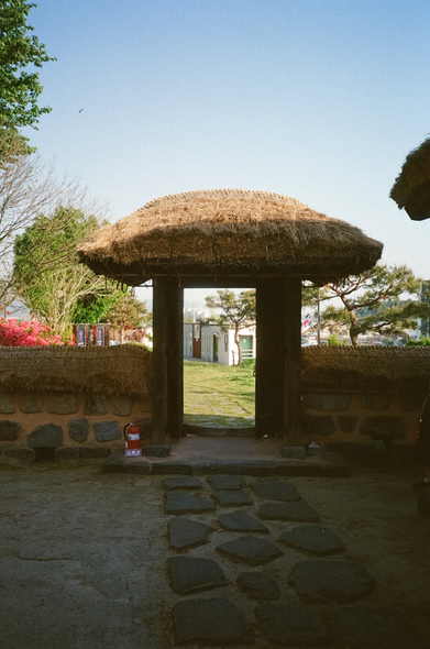 논산시 강경읍의 한국침례회 최초 교회(ㄱ자 교회)터의 입구. 전형적인 초가지붕을 올린 가정집의 대문 모양이다. 마당에서 바깥쪽이 보이게 찍었다.