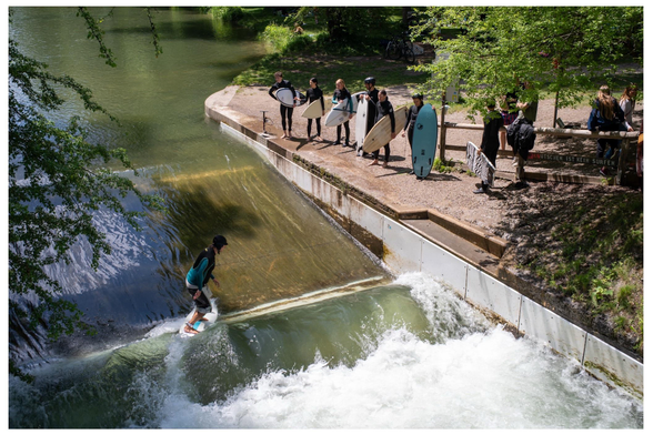 Wave Rider an einer stehenden Welle an einem Bach/Kanal. 