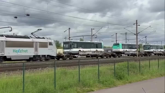 des bus offerts par la ville de Paris acheminés par train vers l'Ukraine