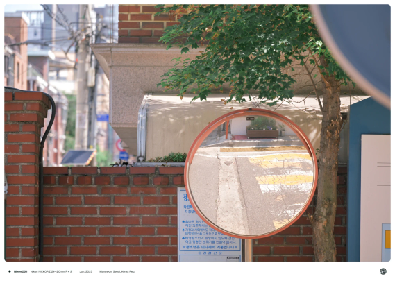 아파트 입구의 안전 거울이 서로 마주보고 있는 모습.