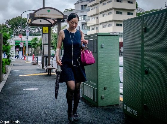 Dona amb bossa de mà i vestit d'una peça als carrers de Shinjuku (Tòquio).