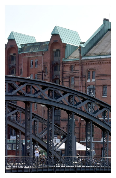 Eine Brücke in Hamburg. Audi der anderen Seite steht ein Mann.