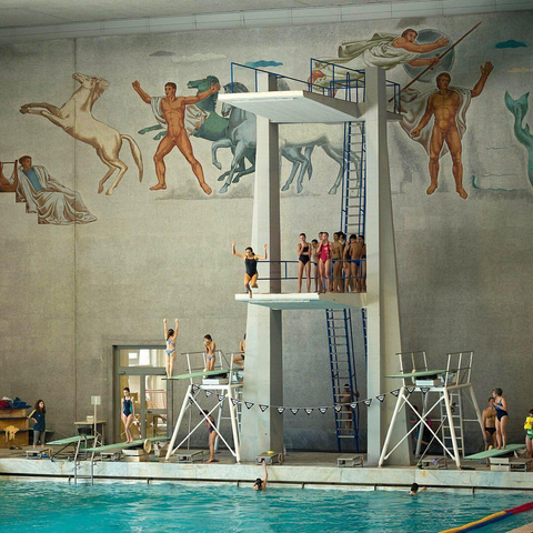 à l'intérieur d'une piscine, une fresque murale en mosaïque allégorique exaltant la puissance de l'homme