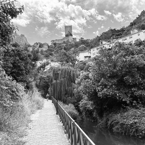 Footpath along the “Water Route” in Cazorla. In the distance, Cazorla castle is visible on a hill. 
