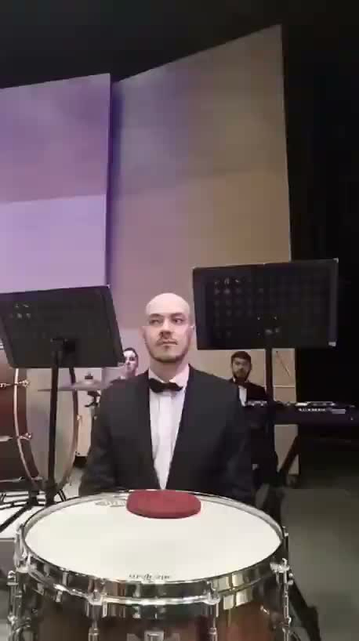 le percussionniste d'un orchestre classique se lève pour frapper un seul et unique coup sur sa grosse caisse puis se rassoit, sa mission accomplie