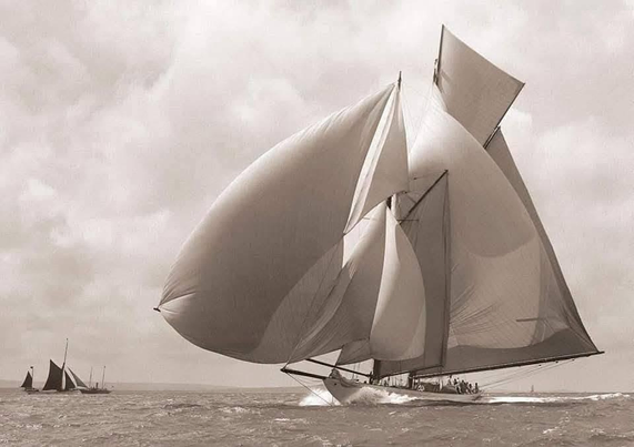 un bateau sur la mer, les voiles gonflées par le vent