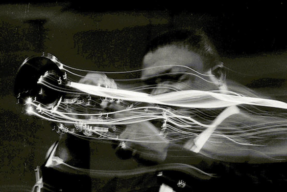 le flux musical d'un trompettiste saisi par la photographie