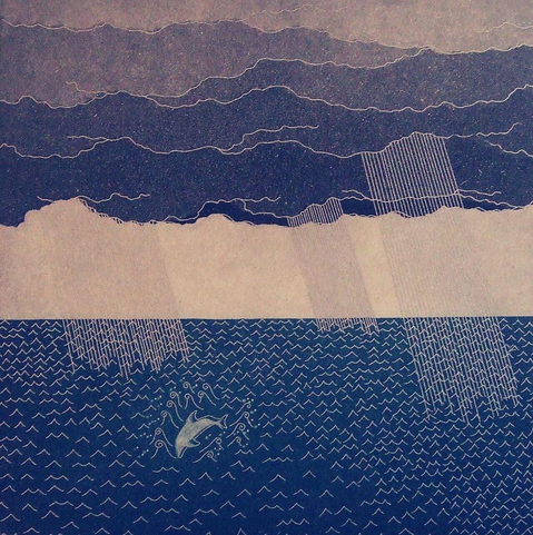le dauphin dans la mer sous un ciel couvert