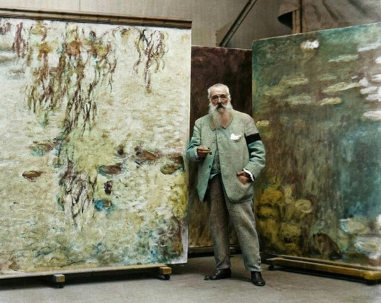 Auguste Rodin devant sa célèbre sculpture Les Nymphéas 