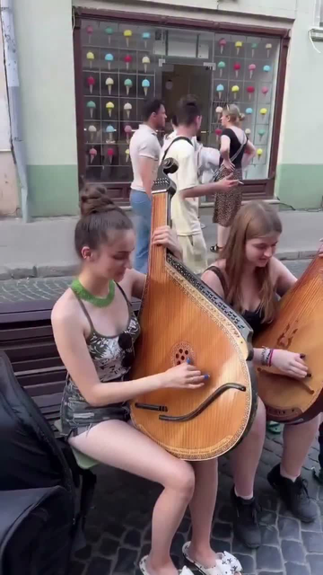 des ukrainiennes jouent de la bandoura sur les bancs publics