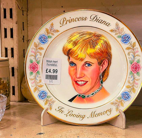 joli souvenir de Paris, avec un émouvant portrait hommage à la Princesse Diana peint sur cette assiette de porcelaine fine