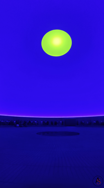 Zicht op het binnenste van de koepel "The Dome" ARoS museum. Kobaltblauw met lentegroene "zon". Installatie van James Turell

Innenansicht der Kuppel "The Dome" vom ARoS Museum. Kobaltblau mit hellgrüner "Sonne". Kunstinstallation von James Turell