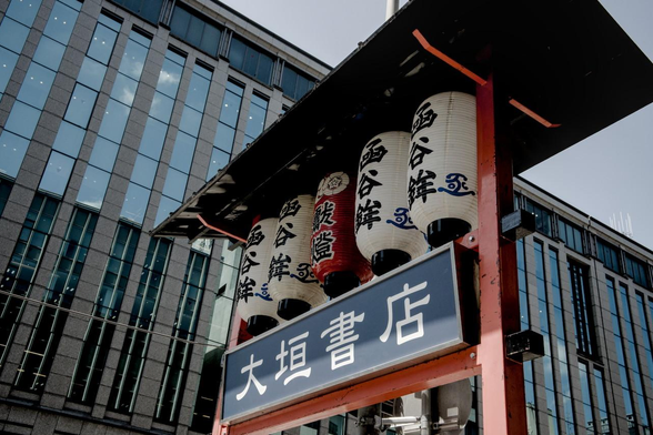 近代的なビルを背景に、祇園祭・函谷鉾の提灯と大垣書店の看板を写した四条烏丸の様子。/ 2026.07.10 四条烏丸・函谷鉾町から