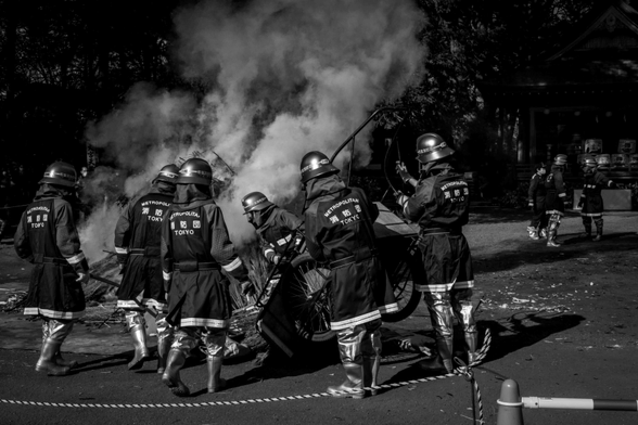 Bombers que s'ocupen de controlar i anar apagant el foc en acabada la celebració del Dondo Yaki (crema de les decoracions nadalenques i amulets de l'any anterior).
