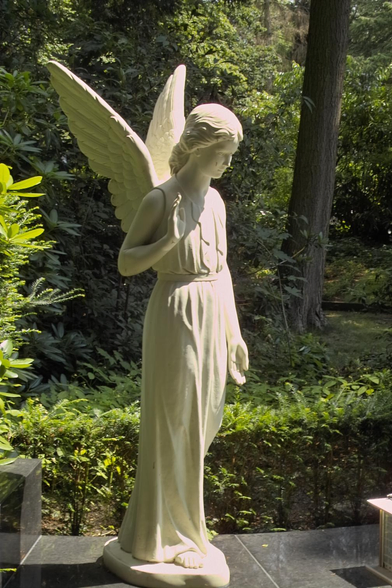 Ein weißer Engel auf dem Friedhof.