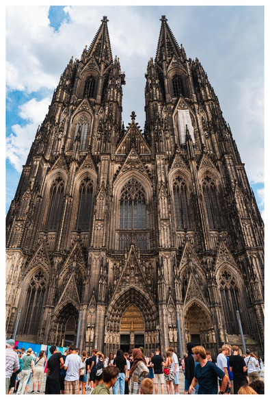Bild von vorne auf Kathedrale mit Doppeltürmen.
