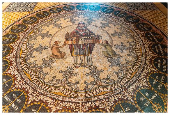 Fußbodenmosaik im Dom.