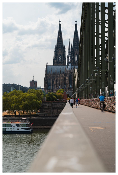 Blick entlang Brückengeländer zum Dom.