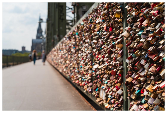 1, 2, ... viele, sehr sehr viele Liebesschlösser an der Brücke.