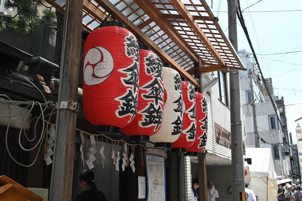 鳥居の前に設置された綾傘鉾の提灯飾り。/ 2026.07.14 綾傘鉾・大原神社から