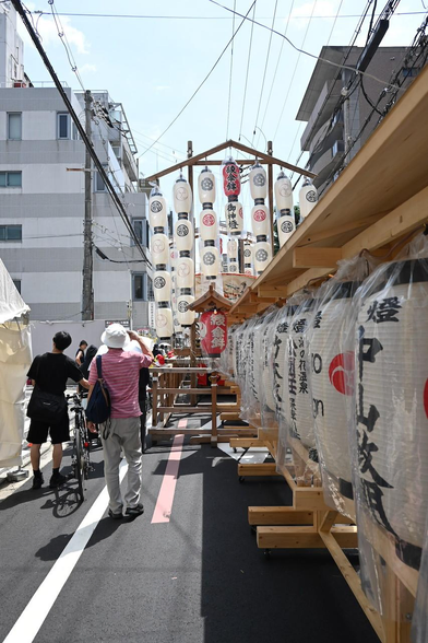 献灯台と綾傘鉾の駒形提灯。どちらにも提灯が並んでいる。/ 2026.07.14 綾小路通・大原神社前から