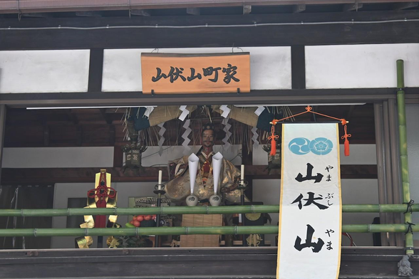 山伏山のご神体、浄蔵貴所の像。宵山期間は2階の窓を開いて外から見られるようになっている。/ 2026.07.14 室町通・山伏山保存会所から