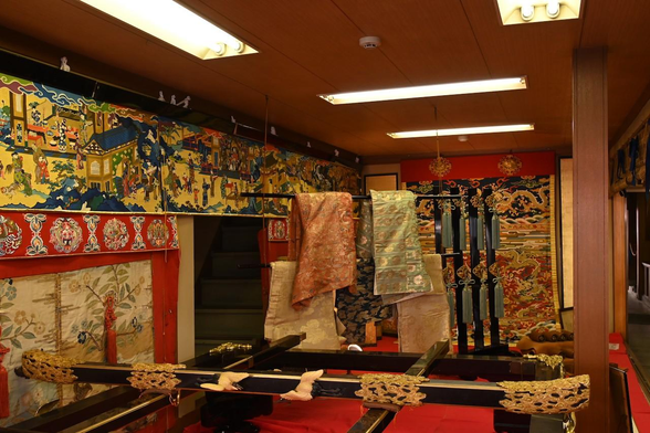 山伏山保存会所内。水引や前懸け、見送りなどの懸装品が展示されている。/ 2026.07.14 室町通・山伏山保存会所から
