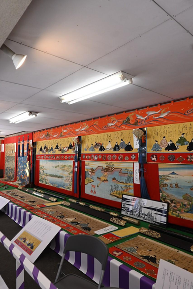 水引の三十六歌仙図刺繍と日本三景図、手前から胴懸幕『松島図』前懸幕『宮島図』胴懸幕『天橋立図』。最奥に見えるのが見送幕の『鳳凰牡丹円紋綴錦』。/ 2026.07.14 錦小路通・占出山保存会所から
