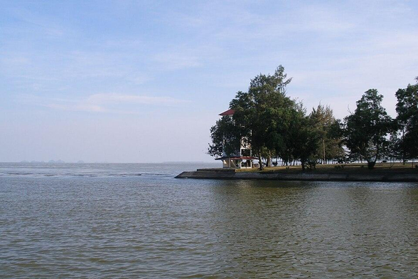 In southern Thailand, a lake that knows no borders.. 🛶

Where the saltwater is never asked to become fresh, nor the freshwater to become salty. It simply embraces them both. And from that embrace, the most beautiful ecosystem on Earth emerges. 🕊️

🇹🇭 Songkhla Lake: The only place where Buddhism and Islam meet, not in conflict, but in coexistence. Mosques on water, temples on hills, and floating villages teaching the world the true meaning of peace.

“Where freshwater meets saltwater, and Buddhism meets Islam”

In a world that speaks of division, this Thai lake offers a lesson: Peace is not about everyone becoming the same, but about the heart expanding to hold all as they are. 💙

Discover the Lake Kingdom: https://kingdom.lat/thai-lake-kingdom.html

📅 March 19, 2026 · 20:45 Bangkok time

#Thailand #Buddhism #Islam #Peace #Coexistence #SongkhlaLake #KingdomOfLakes