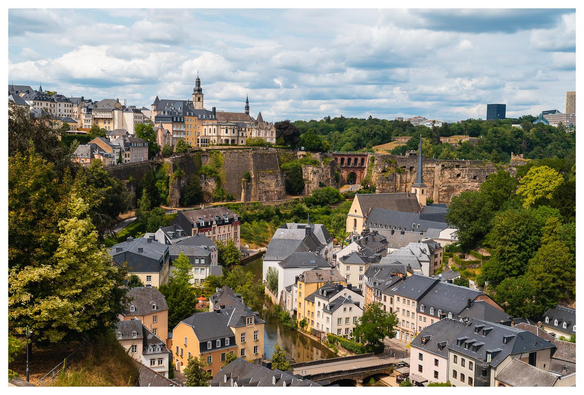 Blick von Oberstadt in die Unterstadt Luxemburgs mit Flusslauf.