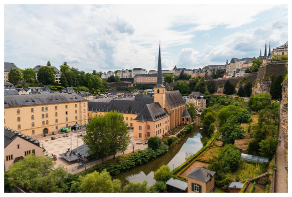 Blick hinunter in Altstadt und Klosteranlage mit Flusslauf; von der Oberstadt aufgenommen.