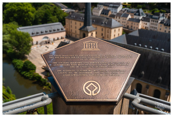 UNESCO Plakette mit Unterstadt im Bokeh verschwommen.