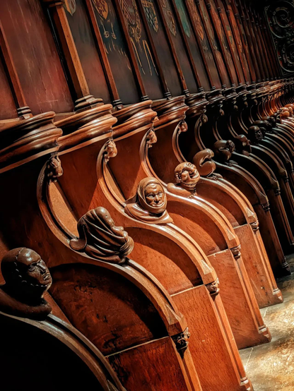 les visages grimaçants de nos aïeux sculptés dans le bois d'une église des Pays-bas