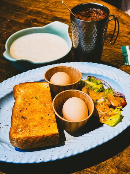 早餐：吐司、鸡蛋、沙拉、牛奶和热饮。