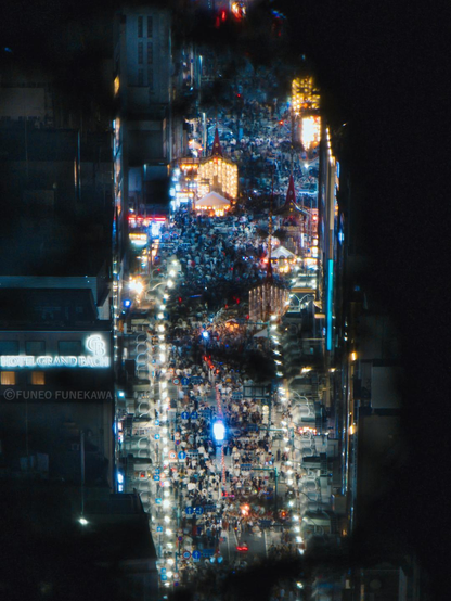 京都の祇園祭。大通りの夜の景色
