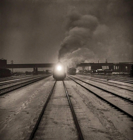  l'oeil de cyclope éblouissant de la locomotive venant sur soi à toute vapeur 