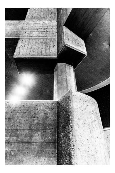 SW Foto. Blick auf eine Säule im Dom. Sichtbeton.