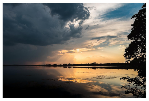 Halbwegs sehenswerter Sonnenuntergang an einem still daliegenden See.