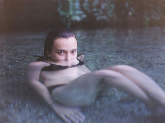 la réfraction de la lumière donne l'illusion de la difformité d'une jeune femme assise dans l'eau. son amoureux lui déclare qu'il en faut plus pour le rebuter