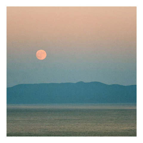 Vollmond am Abendhimmel mit allen Farbtönen
