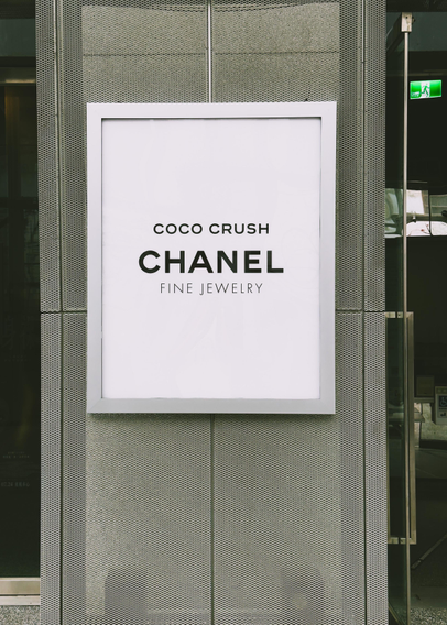 广告牌上写着“COCO CRUSH CHANEL FINE JEWELRY”。