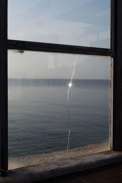 l'étoile figée dans la fêlure d'une vitre sur la mer