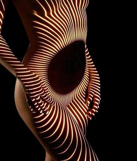 projections de motifs géométriques lumineux sur un corps céleste nu dans l'obscurité totale, sans trucage numérique ultérieur