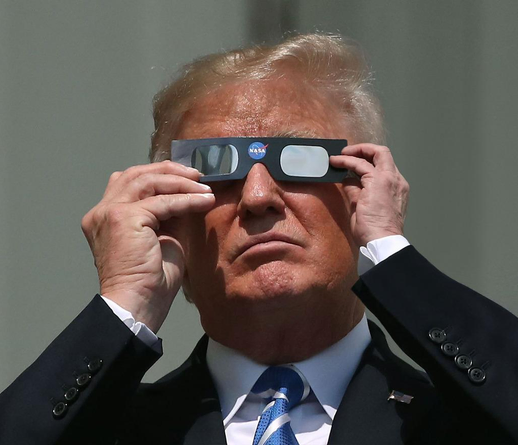 le président Donald Trump chaussant des lunettes certifiées ISO 12312-2 pour protéger ses yeux de la réalité scientifique sur les vaccins