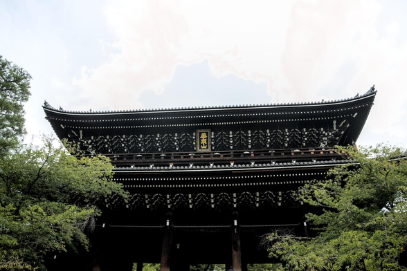 三門。知恩院道側から。/ 2026.08.11 知恩院から