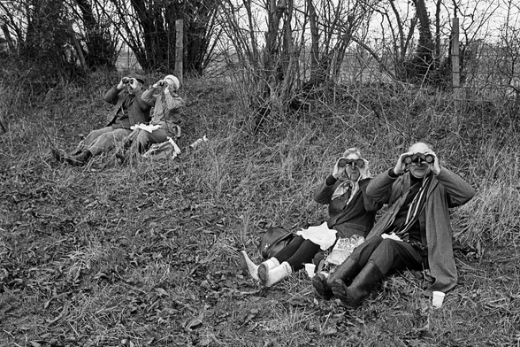 des observateurs ornithologiques braquent leurs jumelles sur le photographe