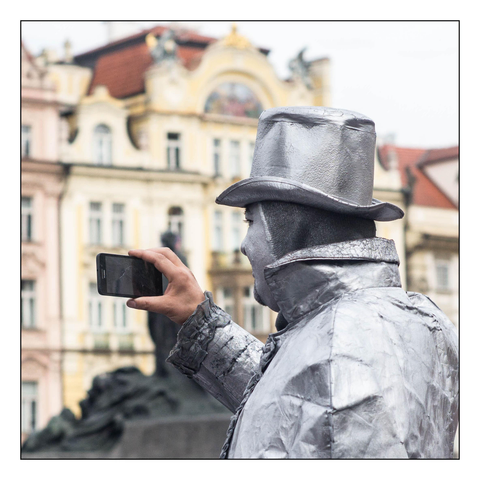 Maskierter Mann - Denkmal - mit kleiner Kamera