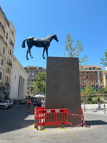 statue équestre où le cheval ne tient sur son piédestal que par le sabot d'un de ses membres antérieurs, le reste de son corps flottant, suspendu dans le vide