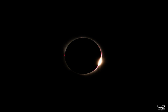 Le soleil éclipsé totalement par la Lune, créant juste un anneau très fin autour de notre satellite. 
Sur le côté gauche, une protubérance solaire rouge.
Sur le côté droit, un « diamant » : le soleil qui commence à réapparaître de l’autre côté. Autour, quelques points rouges où le relief lunaire laisse passer quelques rayons solaires